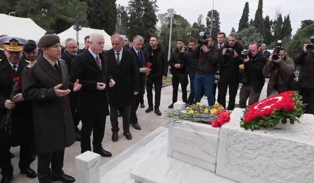 İstiklal Marşı şairi Mehmet Akif Ersoy kabri başında anıldı