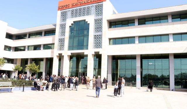 Kaymakamlık binasında ateş açıp, kendini odaya kilitledi