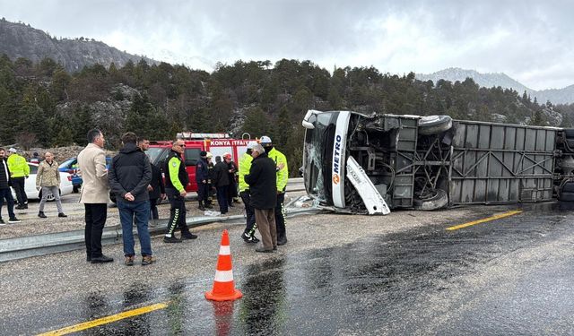 Antalya kara yolunda yolcu otobüsü devrildi; 2'si ağır 15 yaralı