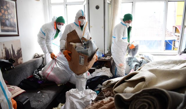 Mahkeme kararıyla boşaltılan evden 4 kamyon atık çıkarıldı