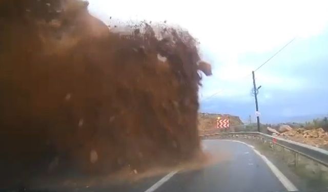 Mersin'de cipin kaya parçalarının altında kaldığı heyelan kamerada