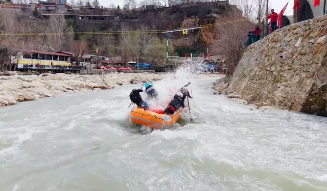Munzur Nehri'nde 'rafting' heyecanı; 300 sporcu kıyasıya yarıştı