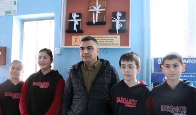 Okulda para toplayıp, 3 bakkalın veresiye defterini satın aldılar