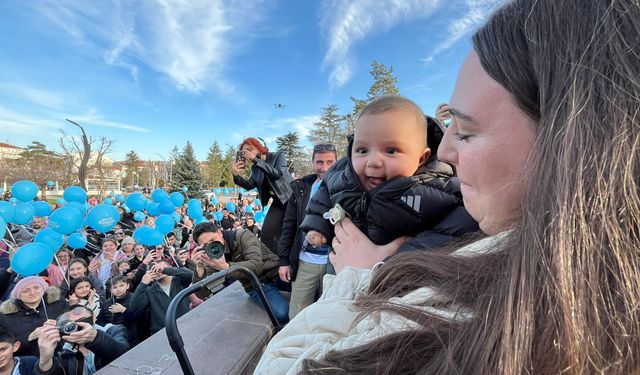 SMA Tip-2 hastası Rüzgar bebek için yüzlerce mavi balon gökyüzüne bırakıldı