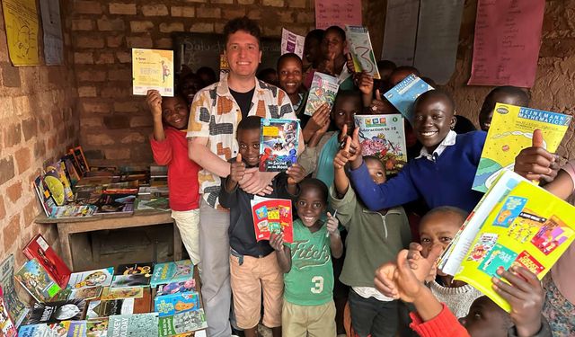 Uganda'da kurduğu kütüphaneyle yetimlere umut oldu