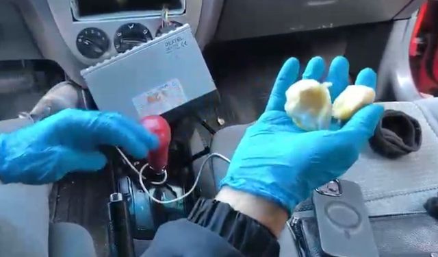 Uyuşturucuyu teybin arka bölümüne gizlemişler; 3 gözaltı