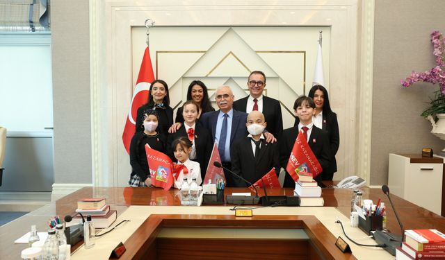Anayasa Mahkemesi Başkanı Kadir Özkaya, lösemi tedavisi gören çocukları misafir etti