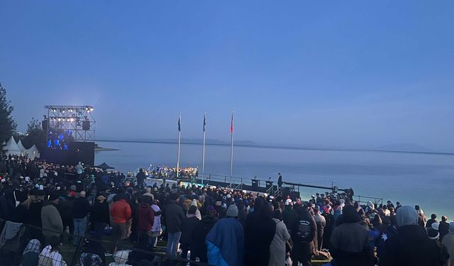 Anzak askerler Gelibolu'da 'Şafak Ayini' ile anıldı