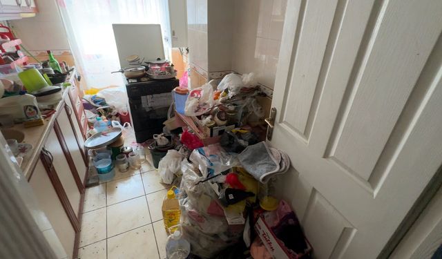 Avcılar'da bir binada iki çöp ev birden; 3 kamyon atık çıkarıldı