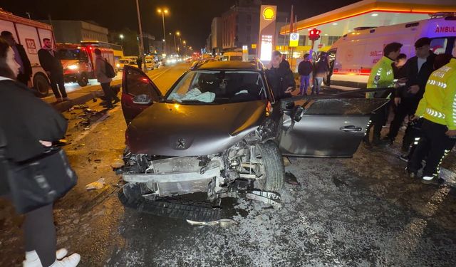 Avcılar'da seyir halindeki iki otomobil kafa kafaya çarpıştı: 4 yaralı