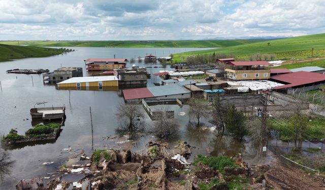 Baraj kapakları açıldı, boşaltılan 10 ev su altında kaldı