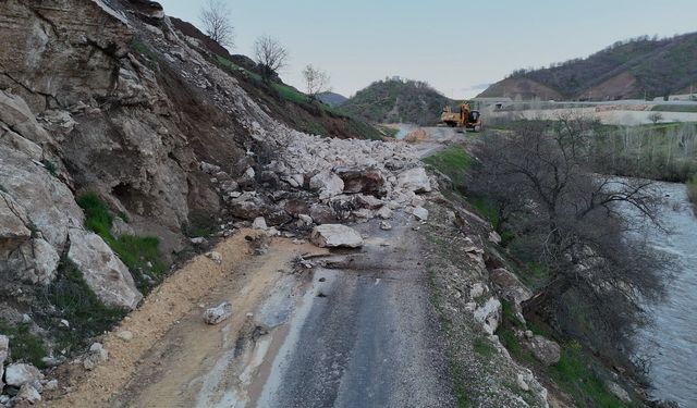 Bingöl’de heyelan nedeniyle yol ulaşıma kapandı
