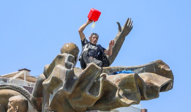 Çıktığı anıtta üzerine benzin döküp dans etti