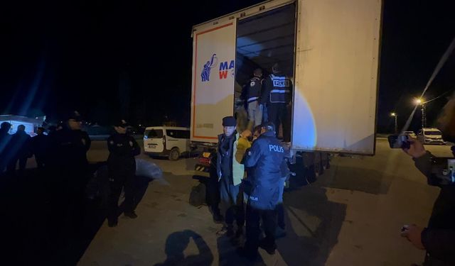 Durdurulan TIR’da 18 kaçak göçmen yakalandı