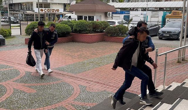 Ehliyet sınavı için kopya düzeneği kuranlara suçüstü; 5 gözaltı