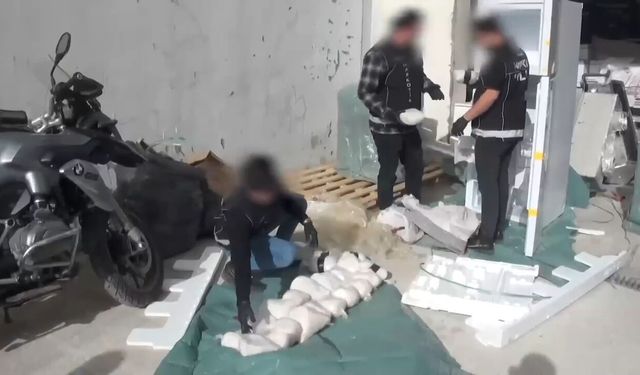 Esenyurt'ta kargo ile gönderilen buzdolabında 28 kilogram metamfetamin ele geçirildi