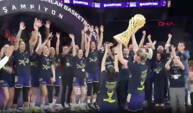 Fenerbahçe Opet şampiyonluk kupasını aldı