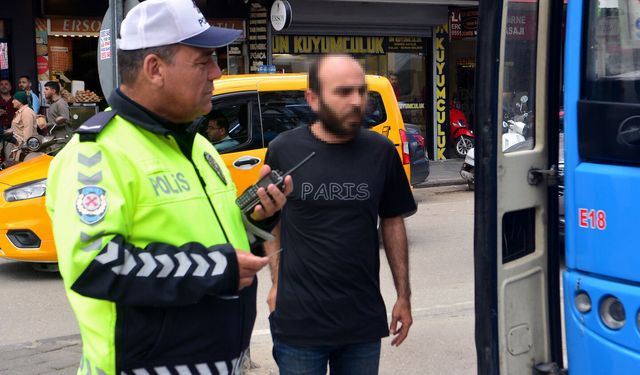 Gereksiz korna kullandığı gerekçesiyle ceza kesildi, gazetecilere hakaret etti