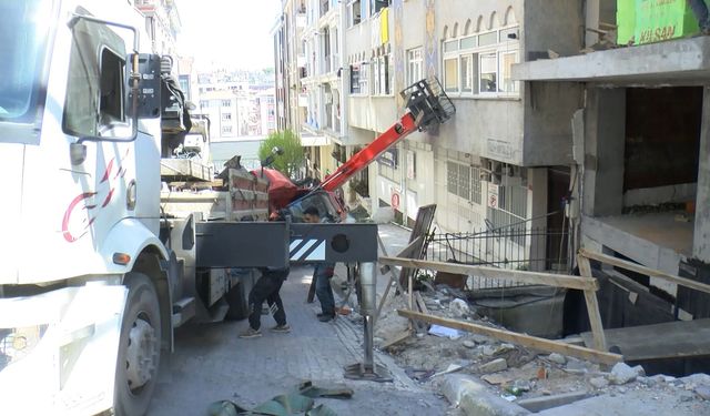 Güngören'de yokuşta kayan iş makinesi 4 araçta ve binada hasara neden oldu