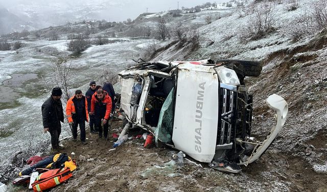 Hasta taşıyan ambulans, uçuruma yuvarlandı: 1 ölü, 4 yaralı