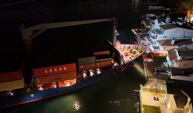 İstanbul Boğazı'nda yalıya metreler kala karaya oturan gemi kurtarıldı