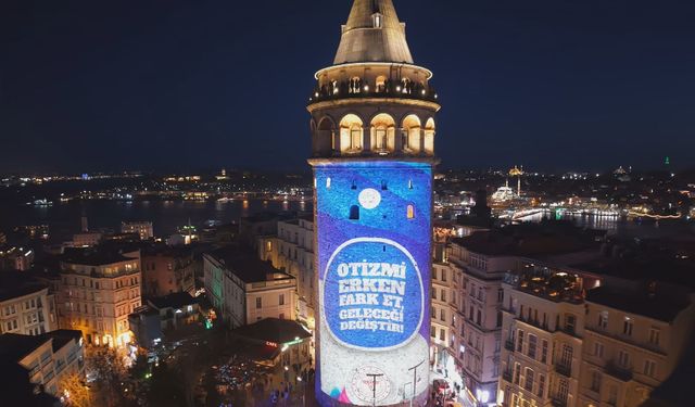 İstanbul'un sembol yapıları 'Dünya Otizm Farkındalık Günü'nde mavi kırmızı renklerle ışıklandırıldı