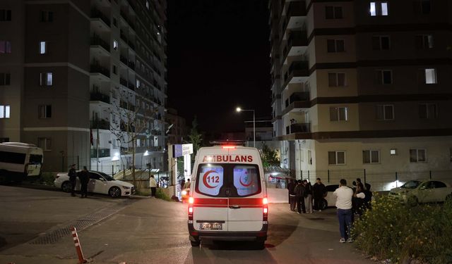 İzmir’de 28 öğrenci, gıda zehirlenmesi şüphesiyle hastaneye kaldırıldı