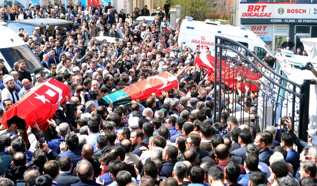 Kahramanmaraş’ta okuldaki saldırıda yaşamını yitiren öğrenciler toprağa verildi