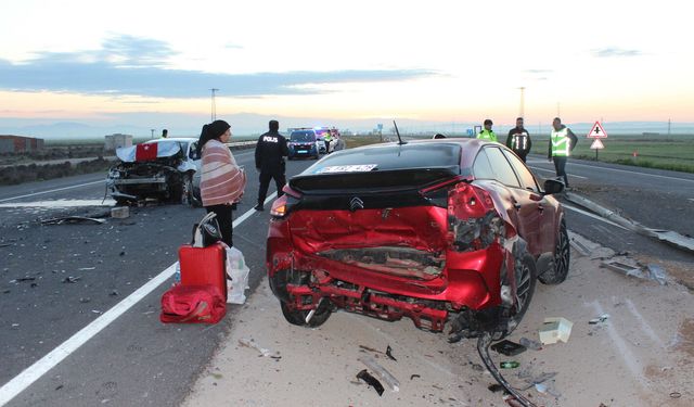 Kazayı görüp yardım etmek için duranların otomobiline başka araç çarptı: 1 ölü, 5 yaralı