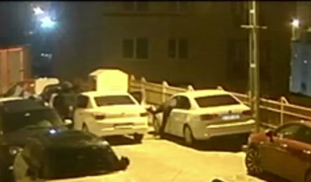 Lüks otomobillerden 'Hayalet ekran' çalan 2 şüpheli yakalandı