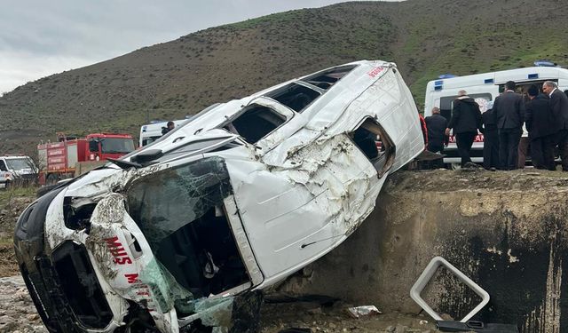 Muş’ta yolcu minibüsü dere yatağına yuvarlandı: 16 yaralı