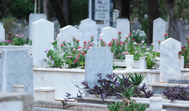 İstanbul Valiliği: Mezarlıklara 7/24 kamera sistemi kurulacak