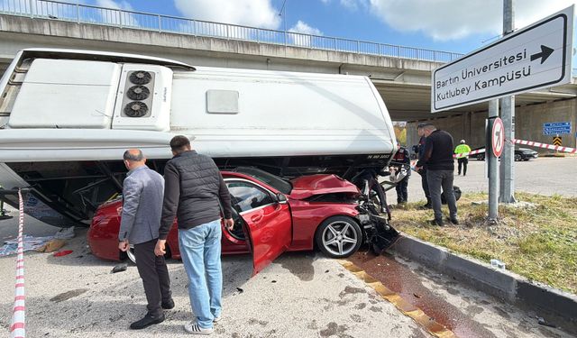 Öğrencileri taşıyan otobüs, otomobilin üzerine devrildi: 46 yaralı