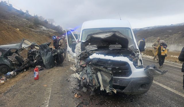 Öğretmenleri taşıyan servis minibüsü ile otomobil çarpıştı: 1 ölü, 9 yaralı