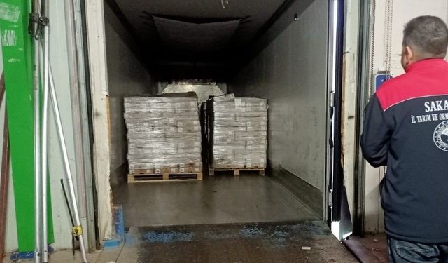 Sakarya'da 32 ton son tüketim tarihi geçmiş tavuk eti ele geçirildi