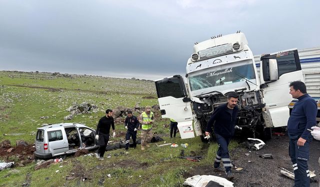 Siverek’te TIR ile hafif ticari araç çarpıştı: 2 ölü, 1 yaralı