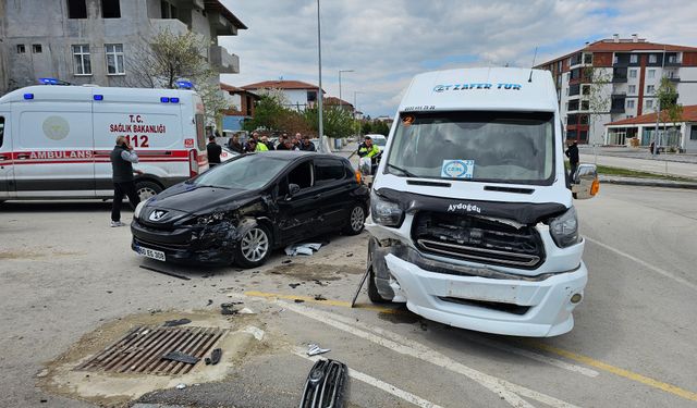 Tokat’ta servis minibüsü otomobille çarpıştı: 10 yaralı