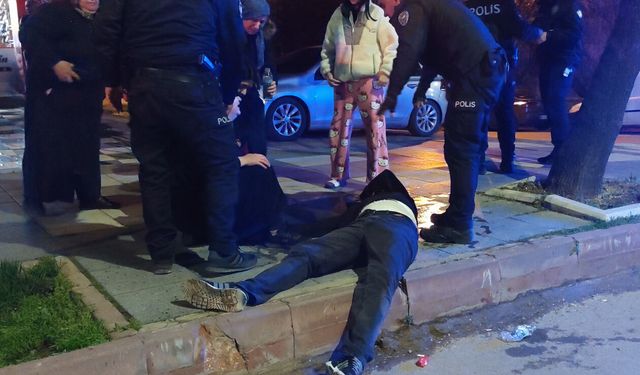 'Yan bakma' kavgası; 2 kardeş ile anneleri yaralandı