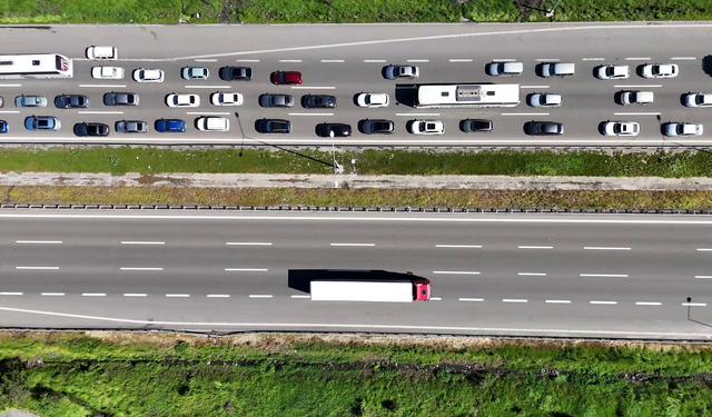 Anadolu Otoyolu'nun Bolu geçişinde trafik yoğunluğu