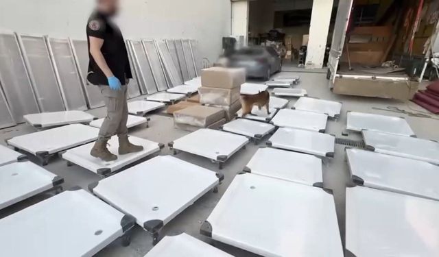Bağcılar'da duş teknelerinin arasına gizlenmiş 92,5 kilogram uyuşturucu ele geçirildi