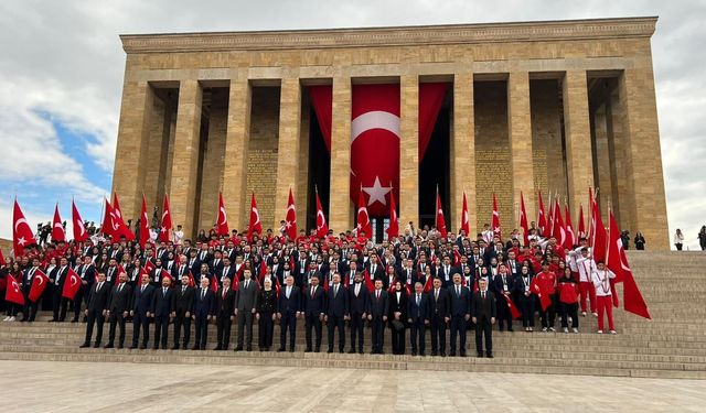 Bakan Bak, gençler ve sporcularla birlikte Anıtkabir'i ziyaret etti