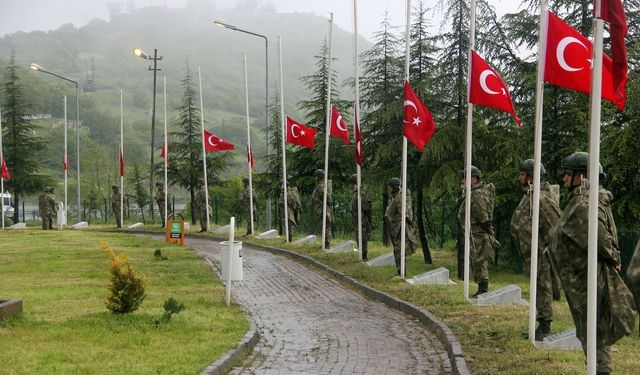 Bingöl'de 33 yıl önce şehit edilen 33 asker törenle anıldı
