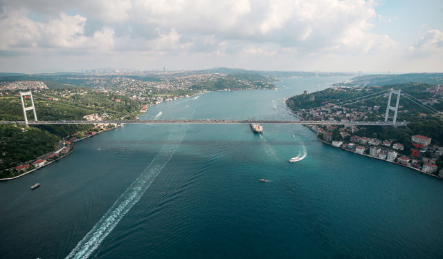 İstanbul Boğazı'nda gemi trafiği çift yönlü askıya alındı