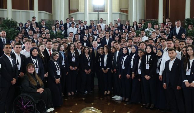 Cumhurbaşkanı Erdoğan: Gençlerimizle kol kola, omuz omuza yürümeyi sürdüreceğiz