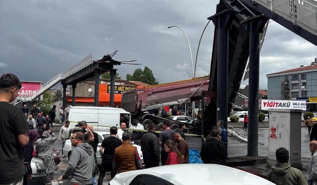 Damperi açık kalan kamyon üst geçide çarptı: 3 yaralı