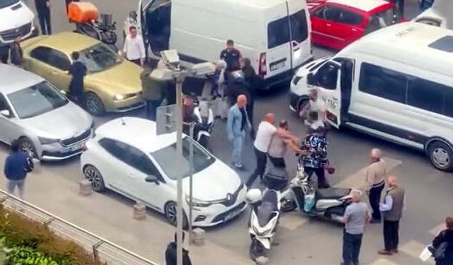 Esenyurt'ta yol verme tartışmasında minibüsten inip kuryeyi dövdüler