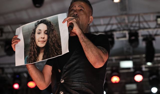Haluk Levent, konserde Gülistan Doku’nun posterini açıp türkü seslendirdi