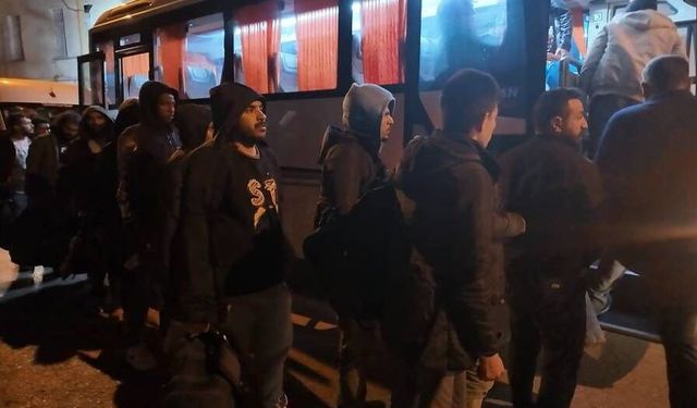 İzmir’de göçmen botu yarı batık halde bulundu: 1 çocuk öldü, 43 kişi kurtarıldı