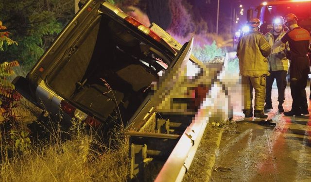 İzmir’de su kanalına girip takla atan hafif ticari araç şarampole devrildi: 2 ölü