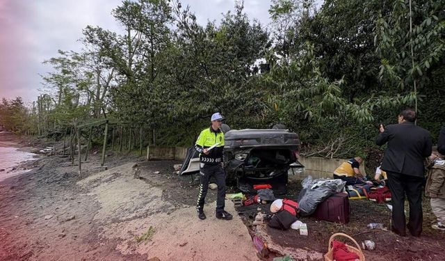 Kediye çarpmamak için sürücüsünün manevra yaptığı otomobil plaja devrildi; 2’si çocuk, 4 yaralı